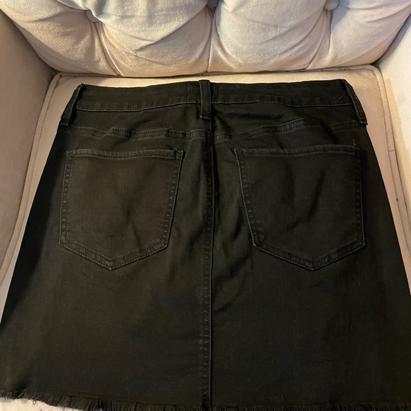 Black denim miniskirt, juniors size 7 - Picture 2 of 3